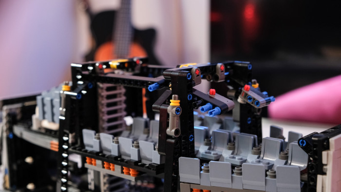 Ein Technic-Ger&uuml;st h&auml;lt das Modell zusammen. (Bild: Oliver Nickel/Golem.de)